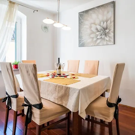 Apartment In Old Town With View *